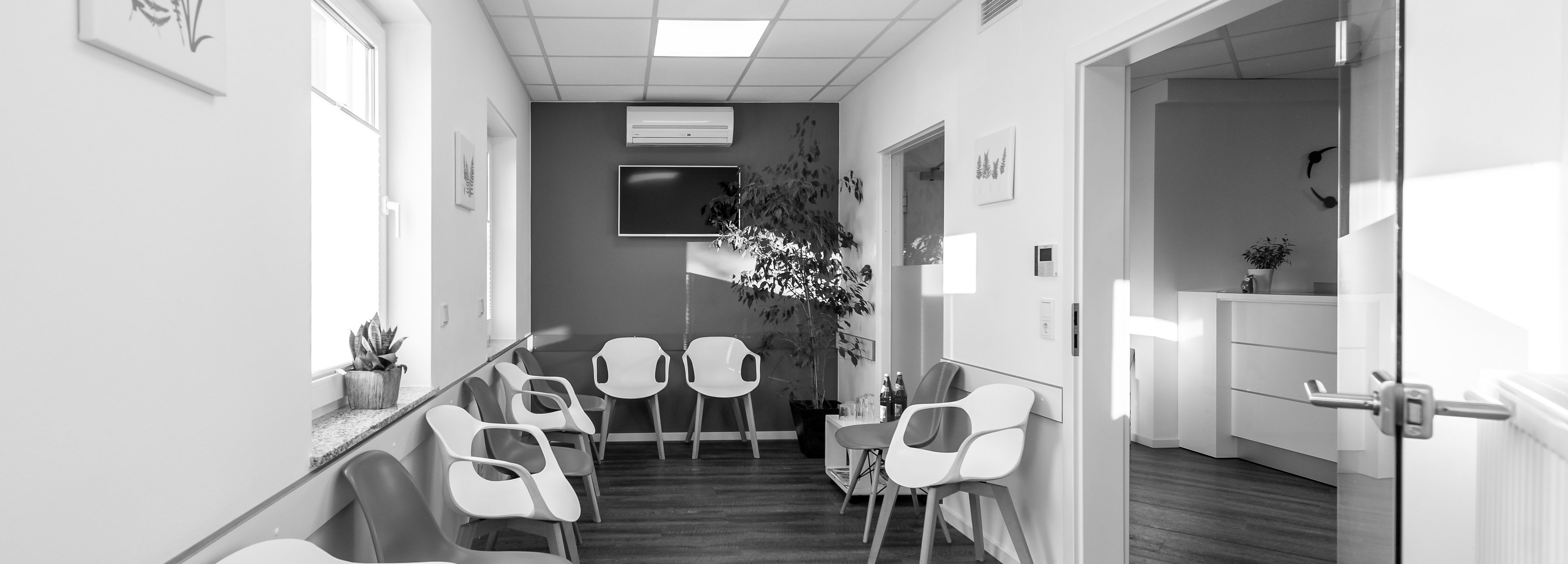 Freundliche Mitarbeiterin am Empfang